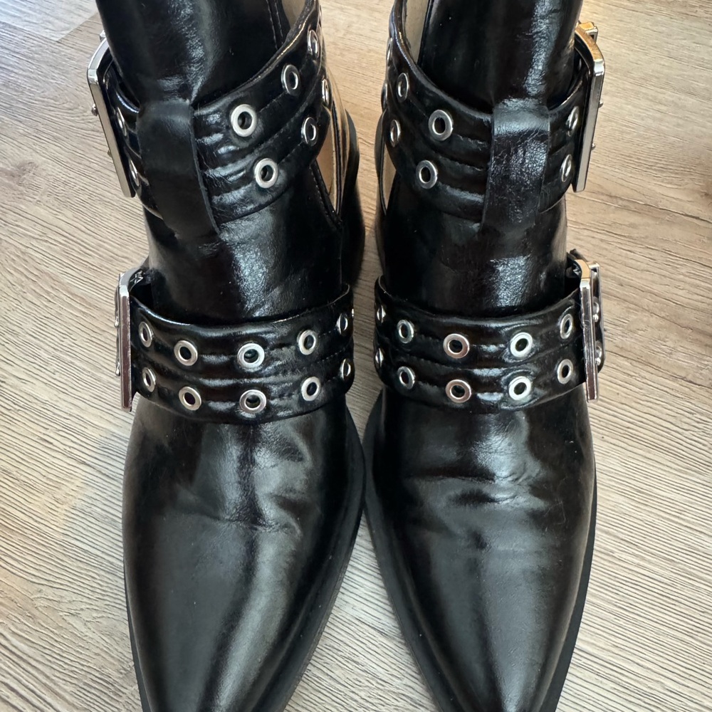 New w/o box Steve Madden Black shiny booties with silver embellishments